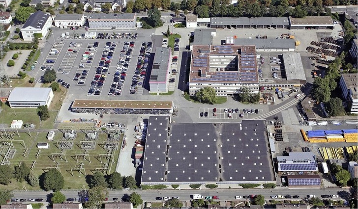 Abb. 1 Blick auf das Hauptgebäude von HSE Technik mit Gründach und 50-kWp-Photovoltaik-Dachanlage. - © HSE Technik
