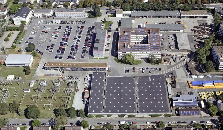 Abb. 1 Blick auf das Hauptgebäude von HSE Technik mit Gründach und 50-kWp-Photovoltaik-Dachanlage.