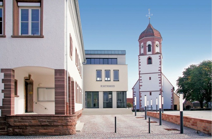 Abb. 1 Die Sanierung des 60 Jahre alten Rathauses von Neuhausen… - © Frank Morlock
