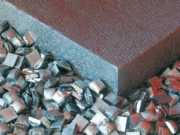 Aktuelle Leichtbaustoffe der SGL Group aus expandiertem Graphit: Chips und Ecophit L Leichtbauplatte.