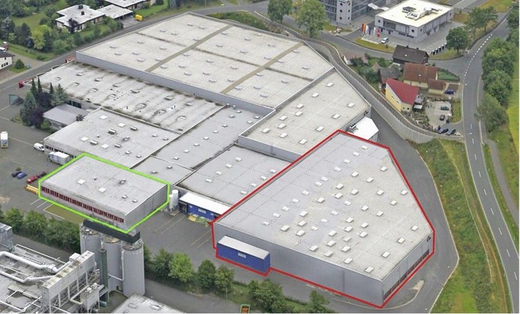 Alpha-InnoTec baut am Standort Kasendorf ein neues Technikum und neue Teststände (grüner Rahmen) sowie eine zusätzliche ­Produktions- und Logistikhalle (roter Rahmen).