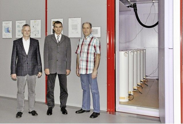 Thomas Schneider, Leiter wärmetechnisches Labor, Steffen Porsche, Leiter Technische Dienste und Heinz Hort, Mechaniker für die Durchführung der Messungen (v.l.), präsen­tieren den neuen Zehnder-Prüfraum zur Kühlleistungsmessung.