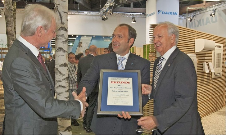 Gunther Gamst, Geschäftsführer von Daikin Airconditioning Germany, freut sich über die Ernennungsurkunde zum Wirtschaftssenator, überreicht durch Dr. Ingo Friedrich (rechts), Präsident des EWS und Vize-Präsident des Europäischen Parlaments a.D. sowie EWS-Generalsekretär Wolfgang Franken (links). - © Daikin
