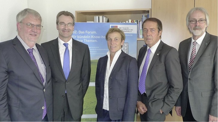 Das neu gewählte VdZ-Präsidium (v.l.): Vize-Präsident Friedrich Budde (ZVSHK), Karlheinz Reitze (ZVEI), Barbara Wiedemann (DGH), VdZ-Präsident Hermann W. Brennecke, Vorstandsmitglied Heinz-Eckard Beele (VDMA).
