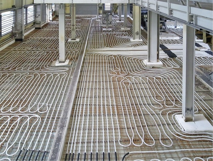 Abb. 1 Uponor-Industrie-Flächenheizung in der Poolrinnen-Zustellhalle der ThyssenKrupp Steel Europe AG. Die Wärmeversorgung erfolgt über die Auskühlung eines Fernwärmerücklaufs.