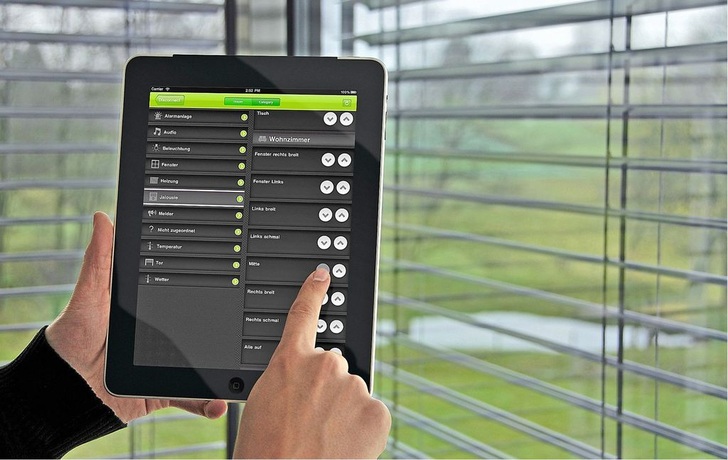 Abb. 1 Zunehmend etablieren sich Tablet-PCs auch als Bedienplattform für die Gebäudesteuerung. - © Loxone
