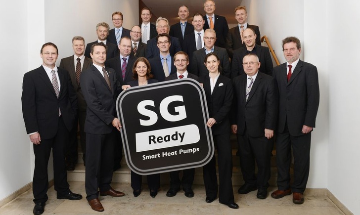 Der Bundesverband Wärmepumpe präsentierte gemeinsam mit 17 Herstellern beim 10. Forum Wärmepumpe das SG-Ready-Label, das künftig Smart-Grid-fähige Wärmepumpen kennzeichnet.