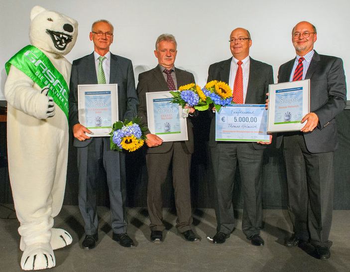 Jury-Mitglied Dr. Klaus Rinkenburger (r.), Geschäftsführer der Innung SHK Berlin, überreichte die Urkunden der Kategorie “Handwerk und Umwelt“ des Gasag-Zukunftswettbewerbs 2012, Gewinner wurde Thomas Helmrich (2. v.r.) mit dem Projekt “Optimierung von Heizungsanlagen SolvisMax“. - © Gasag
 Jury-Mitglied Dr. Klaus Rinkenburger (r.), Geschäftsführer der Innung SHK Berlin, überreichte die Urkunden der Kategorie “Handwerk und Umwelt“ des Gasag-Zukunftswettbewerbs 2012, Gewinner wurde Thomas Helmrich (2. v.r.) mit dem Projekt “Optimierung von Heizungsanlagen SolvisMax“.