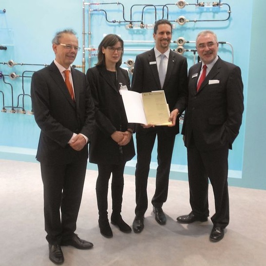 GET Nord ArchitekturAward in Gold für Geberit (v.l.): Prof.ir Kees Christiaanse (KCAP Architects&Planners), Karin Loosen (BDA Hamburg), Thomas Brückle (Geberit) und Bernd Aufderheide (Hamburg Messe und Congress).