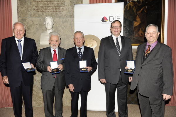 Träger der Dieselmedaille 2012 (v.l.): Dr. Jochen Opländer (Wilo), Dr. Willi Steul (Deutschlandradio), Hans-Peter Stihl (Stihl), Andreas Deutsch (EZN), Dr. Christian Eckert (EZN). - © Michael Tinnefeld
