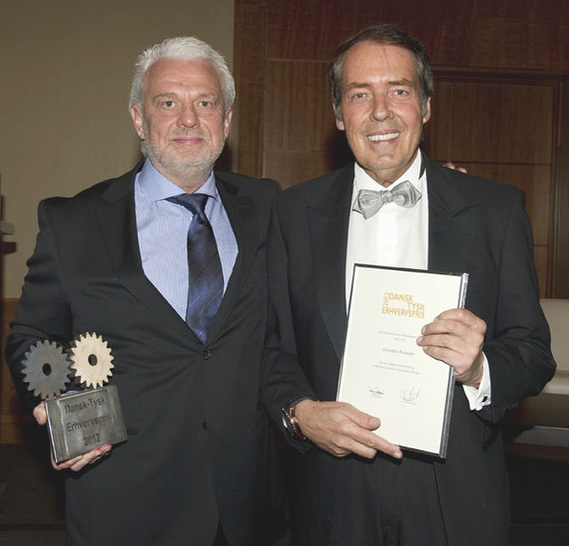 Søren Ø. Sørensen, Konzernvizepräsident der Grundfos Gruppe, (links) und Hermann W. Brennecke, Vorsitzender der Geschäftsführung der Grundfos GmbH, freuen sich über den Deutsch-Dänischen Wirtschaftspreis 2012.