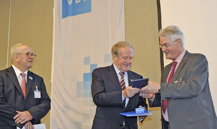 Verleihung der VDI-Ehrenplakette (v.l.): Prof. Dr.-Ing. Jürgen Tenhumberg, FH Trier, Dipl.-Ing. Siegfried Weishaupt und Prof. Dr.-Ing. Wilfried Clauß, Vorsitzender der VDI-Gesellschaft Bauen und Gebäudetechnik.