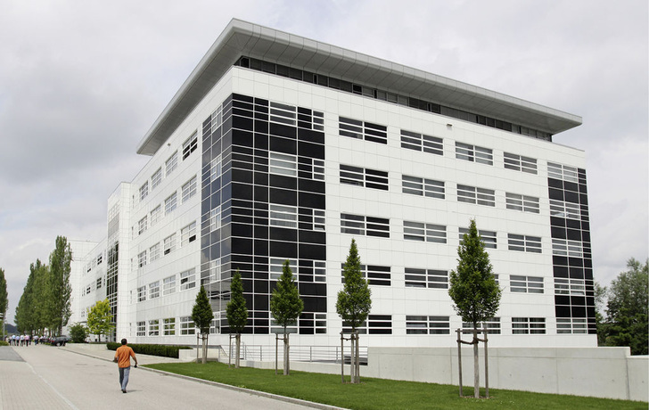 Abb. 1 Beim Verwaltungsgebäude am Hauptsitz der Dräxlmaier Group in Vilsbiburg…