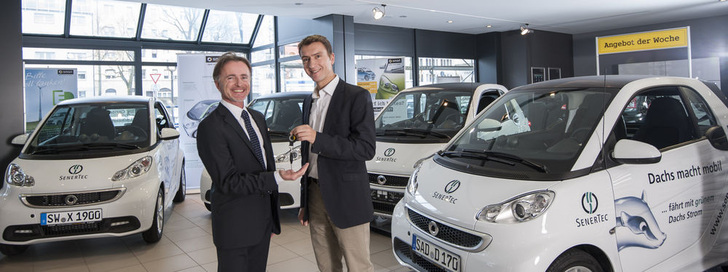 SenerTec-Verkaufsleiter Süd Walter Albrecht (l.) und Stefan Vogt vom smart Center Nürnberg bei der Übergabe von smarts fortwo electric drive für die SenerTec Vertriebspartner.