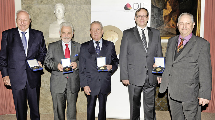 Träger der Dieselmedaille 2012 (v.l.): Dr. Jochen Opländer (Wilo), Dr. Willi Steul (Deutschlandradio), Hans-Peter Stihl (Stihl), Andreas Deutsch (EZN), Dr. Christian Eckert (EZN). - © Michael Tinnefeld
