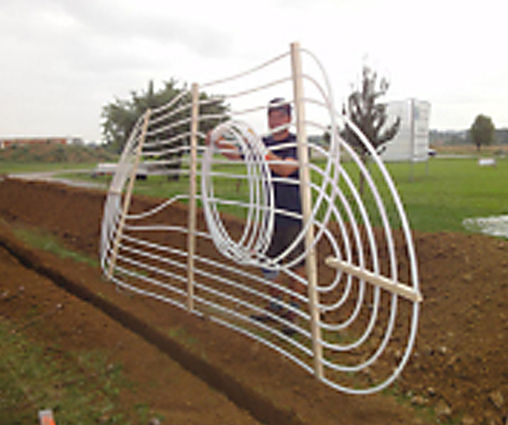 Boden-Klima-Tauscher: Die Geothermie-Register werden mit einer speziellen Erdschlitzfräse eingebracht.