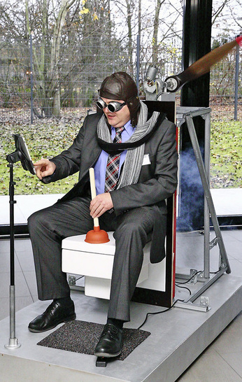 Abb. 1 Tece-Technik-Chef Martin Krabbe auf Zeitreise mit einer eigens konstruierten Tecelux-Zeitmaschine, um die Anpassung eines WC-Terminals bis zum Jahr 2025 an die sich wandelnden Bedürfnisse der virtuellen Familie Münstermann zu illustrieren.