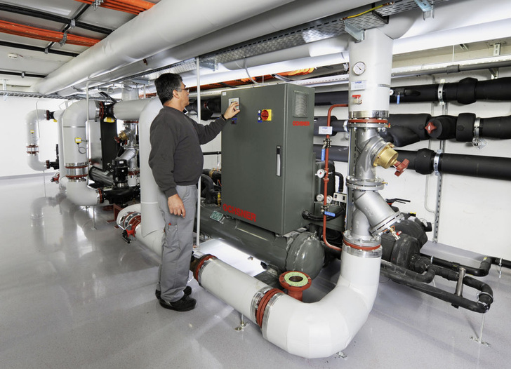 Abb. 1 Großwärmepumpen decken einen großen Teil des Heiz- und Kühlbedarfs im Power Tower, Linz. Durch aktive und passive Energiespeicher können sie weitgehend nach Smart-Grid-Kriterien betrieben werden.