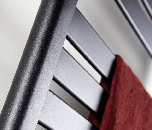 HSK-Heizkörper in Graphit-Schwarz mit seiden-matter Oberflächenstruktur.