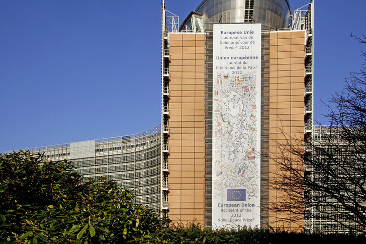 Abb. 1 Berlaymont-Gebäude, Hauptsitz der EU-Kommission in Brüssel, mit Aktionsposter. Im Juni 2005 hatten Fachleute aus Deutschland, Frankreich, den Niederlanden, Österreich, Polen und Portugal zur Veranschaulichung und Bekanntmachung der „EU-Gebäuderichtlinie“ dem damaligen EU-Kommissar für Energie, Andris Piebalgs, unter Anwendung nationaler Randbedingungen und Rechenvorschriften erstellte Energieausweise für das EU-Gebäude übergeben. Für Deutschland hatte das Fraunhofer-Institut für Bauphysik (IBP) im ­Auftrag des Bundesbauministeriums das damals noch als „Energiepass“ Abb. 2 bezeichnete Dokument erstellt. Die Berechnung erfolgte auf Basis der ­gerade unter der Obmannschaft von Hans Erhorn (IBP) erarbeiteten DIN V 18599. - © European Union, 2012
