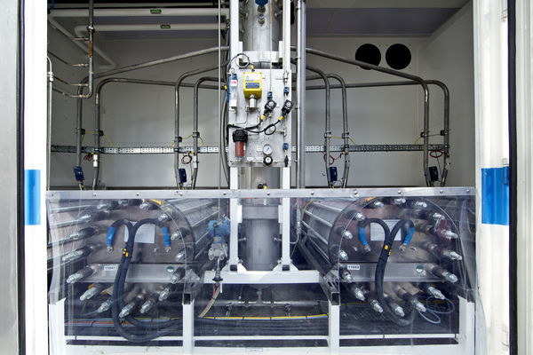Elektrolysemodul zur Wasserstoffherstellung einer 250-kW-P2G-Forschungsanlage am Zentrum für Sonnenenergie- und Wasserstoff-Forschung Baden-Württemberg (ZSW). Jetzt soll ein in der Leistung skalierbarer Zellstapel entwickelt werden. - © ZSW
