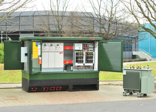 Intelligente Ortsnetzstation für das Smart-Grid-Projekt Wachtendonk mit regelbarem Ortsnetztransformator im Vordergrund. - © Siemens
 Intelligente Ortsnetzstation für das Smart-Grid-Projekt Wachtendonk mit regelbarem Ortsnetztransformator im Vordergrund.