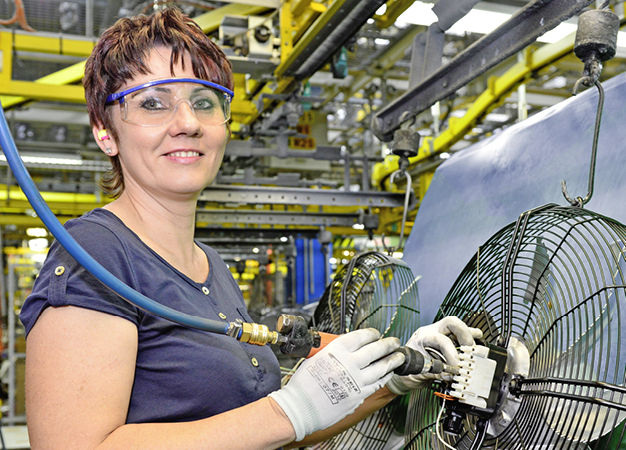 Ventilatormontage bei Ziehl-Abegg im Werk in SchöntalBieringen, wo sich auch die eigene Gießerei befindet. - © Ziehl-Abegg / Achim Köpf
