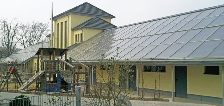 Abb. 1 In Speyer wurde in einem früheren Feuerwehrhaus der Gas-Brennwertheizkessel für die “Solare Nahwärme Alter Schlachthof“ für 51 Reihen- und zwölf Doppelhäuser (21 Gebäude, Baujahr 2003 bis 2009, Nutzfläche 9634 m², ca. 217 Personen) installiert. Gemessen wurden der Gasverbrauch und die Wärmemengen für den Kessel, den Kollektorkreis und für die Einspeisung ins Nahwärmenetz…