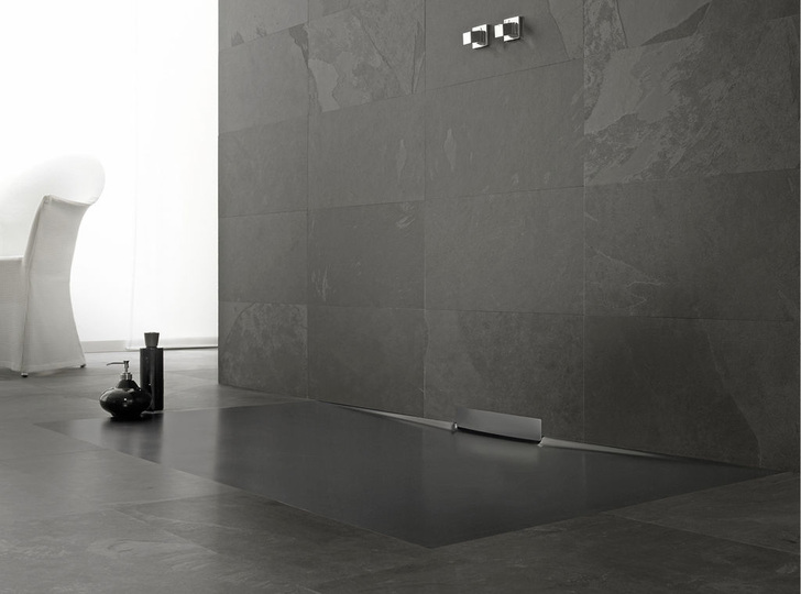 Kaldewei: Duschfläche Xetis mit verchromter Design-Blende. - © Kaldewei
