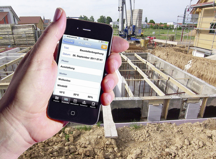 Abb. 1 Schluss mit der Zettelwirtschaft: Mobile Bautagebuch-Software verspricht Abhilfe bei der Erfassung und Zuordnung von Baustellendaten. - © Gripsware / Collage: Behaneck
