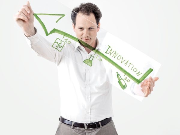 Zukunftsexperte Andreas Steinle zeigt auf der Geberit Trendshow, wie Bad-Profis die Trends im Badzimmer für ihre Arbeit nutzen können.