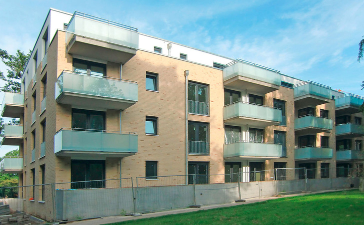 Abb. 1 Umgeben von Parks und Grünanlagen wurde in Hamburg-Bergedorf ein Wohngebäude mit 18 Wohneinheiten als KfW-Effizienzhaus 70 errichtet. - © Wolfgang Heinl
