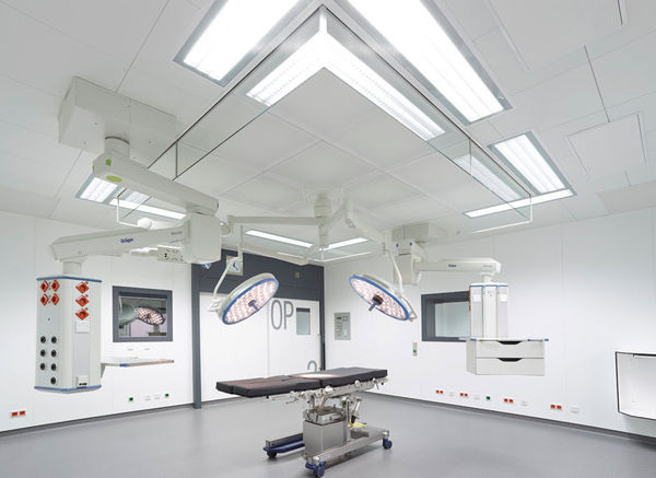 Dreifaltigkeits-Krankenhaus Wesseling, Umluft-Decke für Operationsräume mit turbulenzarmer Verdrängungsströmung (TAV), Typ: OP-U-32/32. - © Krantz Komponenten
