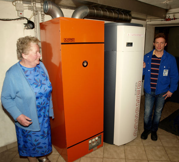 Der Preis für den Besitzer der ältesten Trinkwarmwasser-Wärmepumpe Deutschlands, eine neue Ochsner-Wärmepumpe Europa 323 DK, wurde vom Ochsner-Systempartner Stöhr aus Messkirch eingebaut. - © Ochsner
 Der Preis für den Besitzer der ältesten Trinkwarmwasser-Wärmepumpe Deutschlands, eine neue Ochsner-Wärmepumpe Europa 323 DK, wurde vom Ochsner-Systempartner Stöhr aus Messkirch eingebaut.