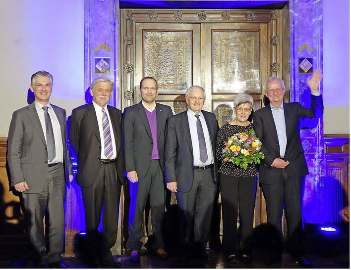 Xavier Feys (Daikin Europe), Norbert Schmelzle (ehemaliger Vorgesetzter von Rolles, seinerzeit Vorstand der GEA AG), Gunther Gamst (Geschäftsführer Daikin Germany), Frans Hoorelbeke (Chairman Daikin Europe) (v.l.) verabschieden Werner Rolles und seine Frau Ellen Rolles.