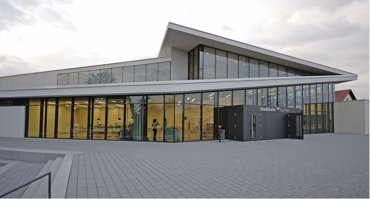 Abb. 1 Die neue Stadthalle in Buchen. Die unterschiedlichen Nutzungsmöglichkeiten verlangen von der Haustechnik und ihrer Steuerung ein hohes Maß an Flexibilität. - © Stadt Buchen
