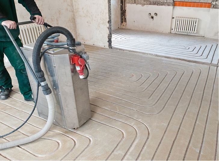 Empur: Fräsen von Verlegekanälen für eine Fußbodenheizung im vorhandenen Estrich. - © Empur
 Empur: Fräsen von Verlegekanälen für eine Fußbodenheizung im vorhandenen Estrich.