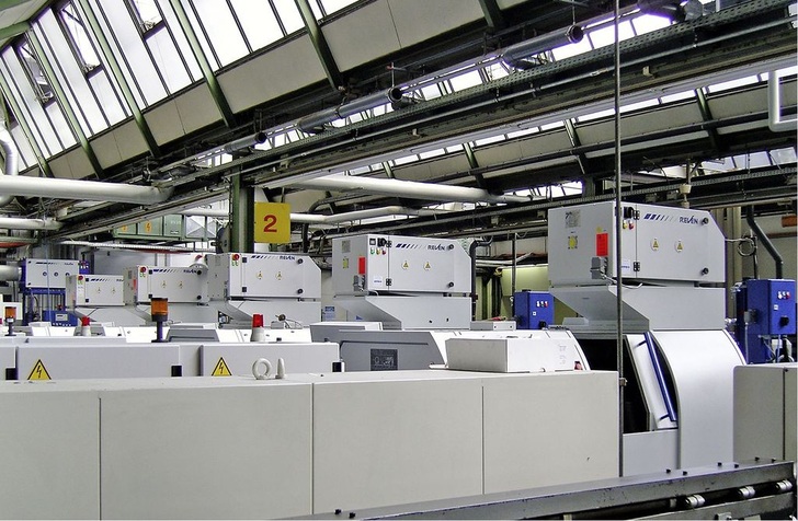 Abb. 1 Drehmaschinen mit mehrstufigen Ölnebelabscheidern.