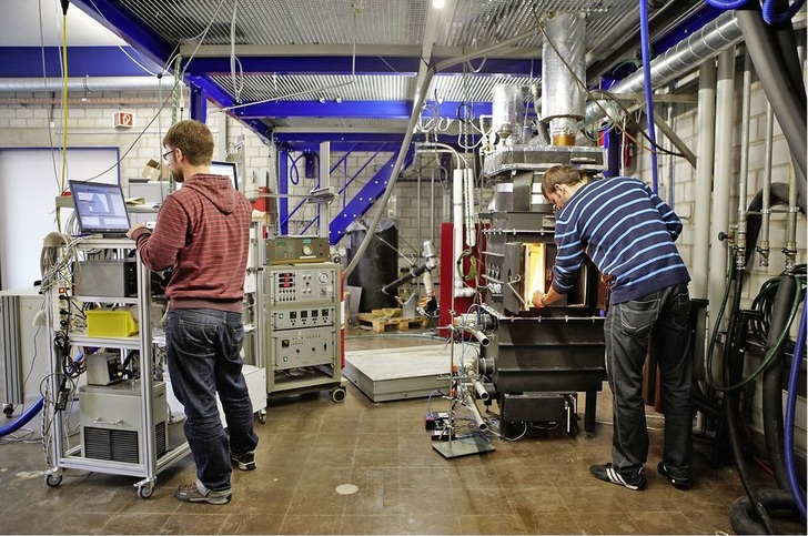 Abb. 1 Forschungslabor an der Hochschule Luzern — Technik & Architektur mit Blick auf die Versuchsanordnung und den modular aufgebauten Prototypen.