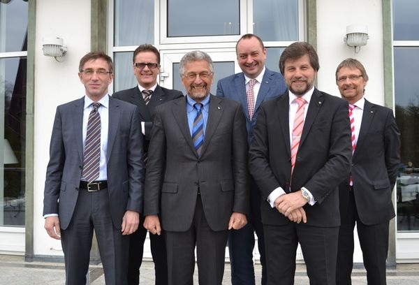 Die neuen BTGA-Präsidiumsmitglieder Nikolaus Daume und Manfred Schmitz (v.l.) sowie die Vizepräsidenten Karl-Walter Schuster und Hermann Sperber, Josef Oswald (Präsident) und Günther Mertz (Hauptgeschäftsführer des BTGA).