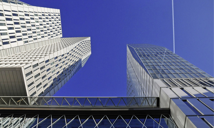 Abb. 1 Die innovative Bauweise und die Technik des Nextower wurde mit dem DGNB-Zertifikat in Gold ausgezeichnet. Bei der Planung waren neben einer energieeffizienten ­Ausführung der Gebäudetechnik auch schalltechnische ­Aspekte zu berücksichtigen.