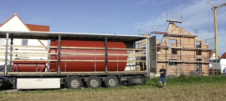 Abb. 1 In Sonnenhäusern sorgt ein großer Solartank für einen Ausgleich zwischen solarthermischem Energieangebot und der Nachfrage an sonnenarmen Tagen.