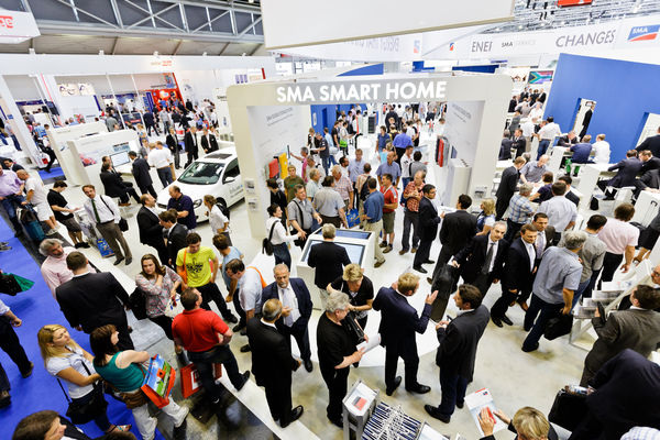 Besucherandrang auf der Intersolar Europe 2013 in Halle B5 mit dem Themenschwerpunkt Energiespeicher.