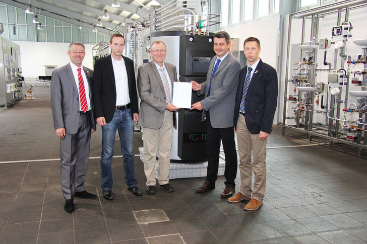 Gewinnübergabe (v.l.): Oventrop-Außendienst-Mitarbeiter Bernd-Thomas Niedenzu, Jan Loock, Hermann Loock, Oventrop-Marketingleiter Walther Tillner und Oventrop-Verkaufs-Gebietsleiter Karsten Streich.