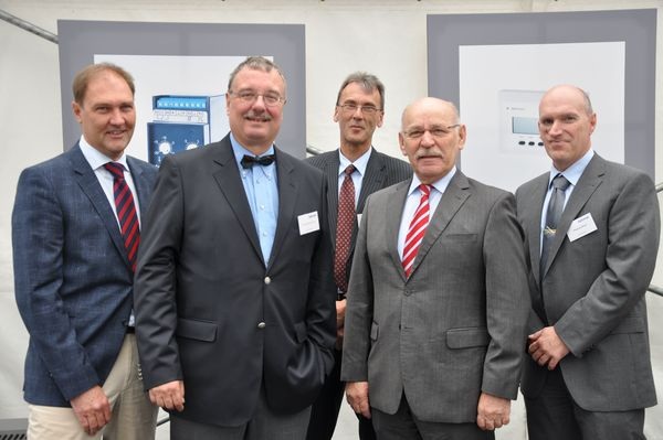 Feiern das 50-jährige Bestehen von tekmar (v.l.): Volker Wild (Essener Wirtschaftsförderungsgesellschaft), Eberhard Fries (Geschäftsführer von tekmar), tekmar-Betriebsleiter Frank Hemmer, Rudolf Jelinek (Bürgermeister der Stadt Essen), und tekmar-Vertriebsleiter Thomas Beye.