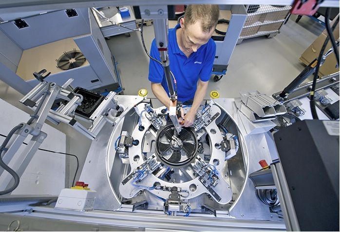 Ventilatormontage bei ebm-papst.