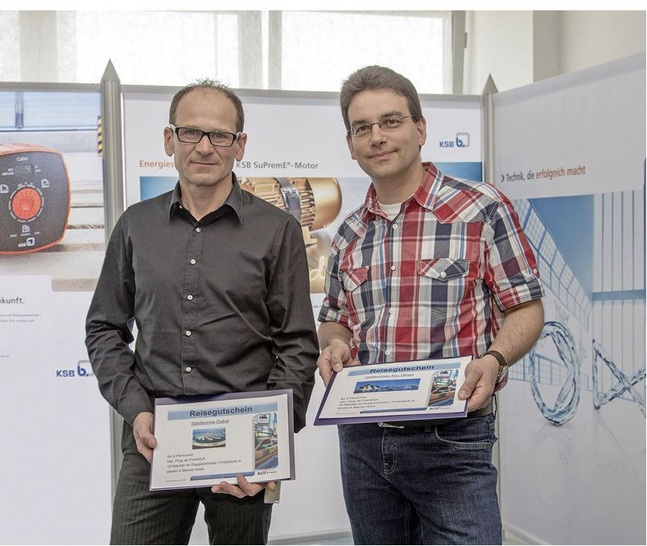 Freudige Gewinner des Calio-Gewinnspieles: Martin Weißenberger (links) aus Würzburg und Rainer Sartorius aus Darmstadt. Der dritte Gewinner erhielt seinen Reisegutschein in der Berliner KSB-Niederlassung.