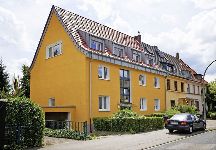Abb. 1 Zeitgemäß wohnen in Köln: Nach der energetischen Sanierung präsentiert sich dieses Mehrfamilienhaus in Ehrenfeld fast auf Neubau-Niveau. - © Vaillant
