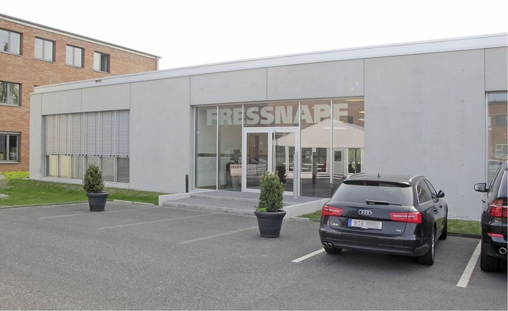Abb. 1 Fressnapf-Akademie in Krefeld: Außenansicht...