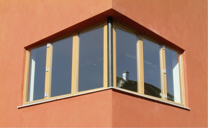 Abb. 1 Nach DIN 1946 muss die Lüftung zum Feuchteschutz unabhängig vom Nutzer ­gewährleistet sein, also auch bei geschlossenen Fenstern.